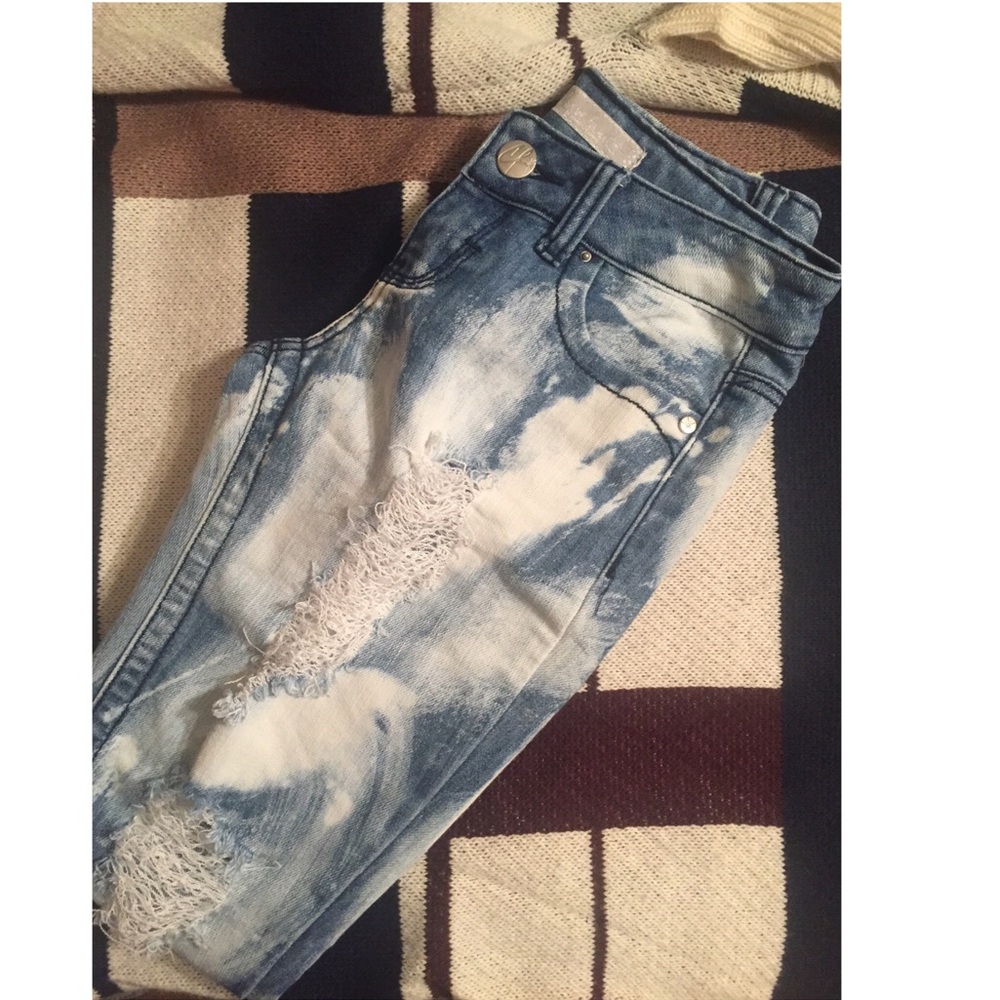 RIPPED JEANS